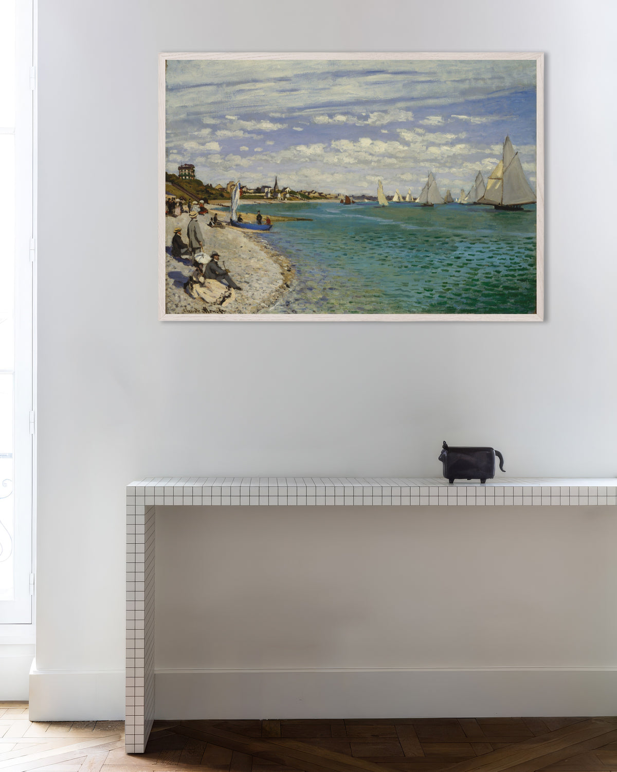 Poster Regata a Sainte-Adresse (1867) di Claude Monet con cornice in legno bianco