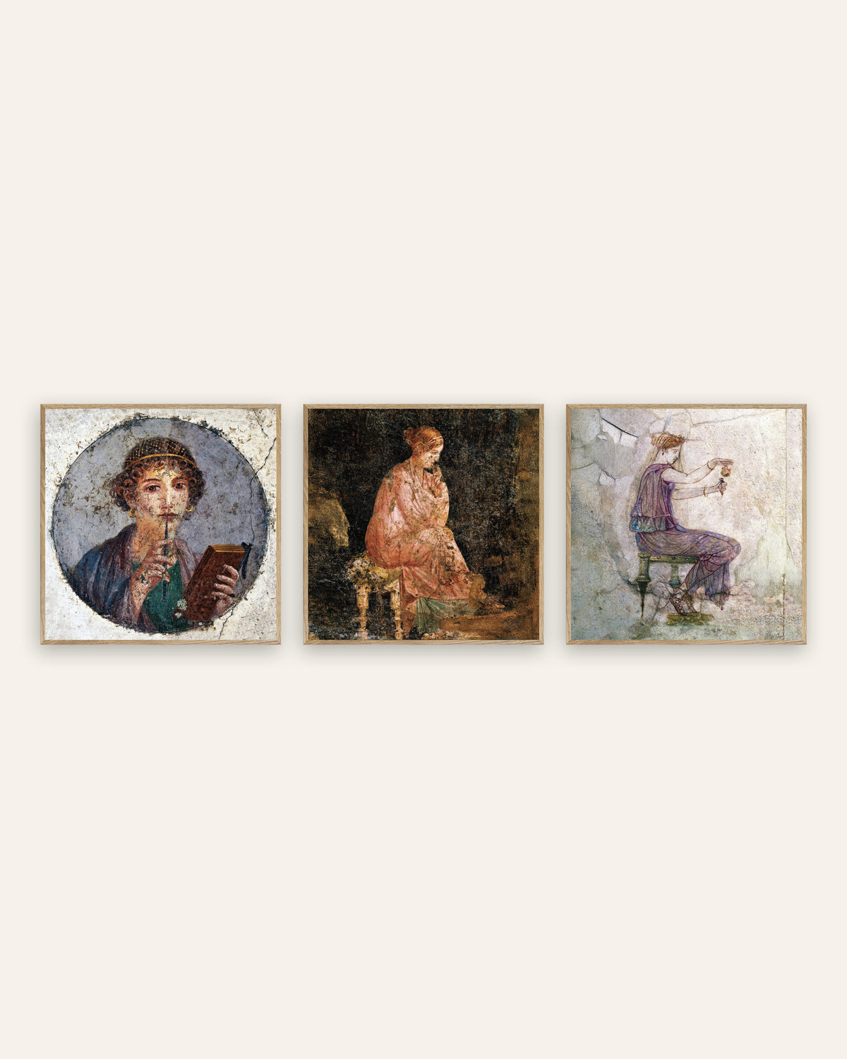 Poster affreschi romani, set da 3: Saffo, donna seduta e profumo, con cornici in rovere naturale