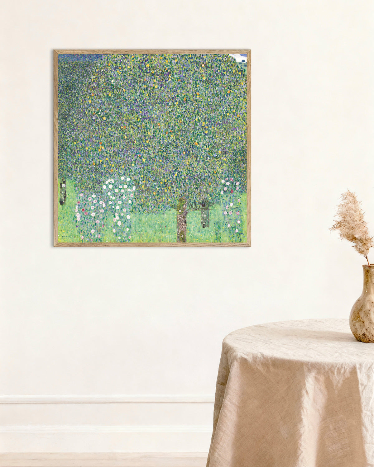 Poster Rose sotto gli alberi (1905) di Gustav Klimt con cornice in legno naturale