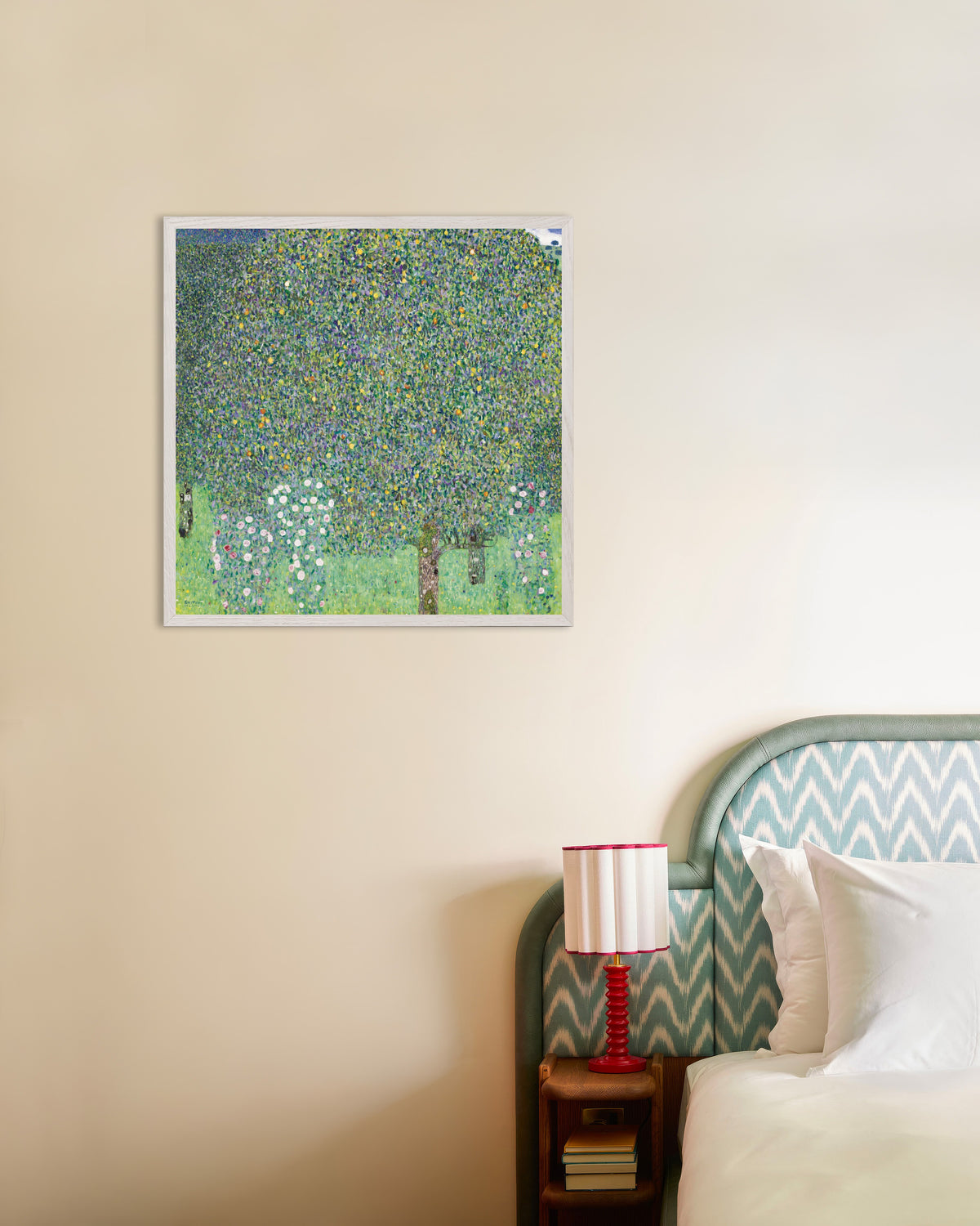Poster Rose sotto gli alberi (1905) di Gustav Klimt con cornice in legno bianco