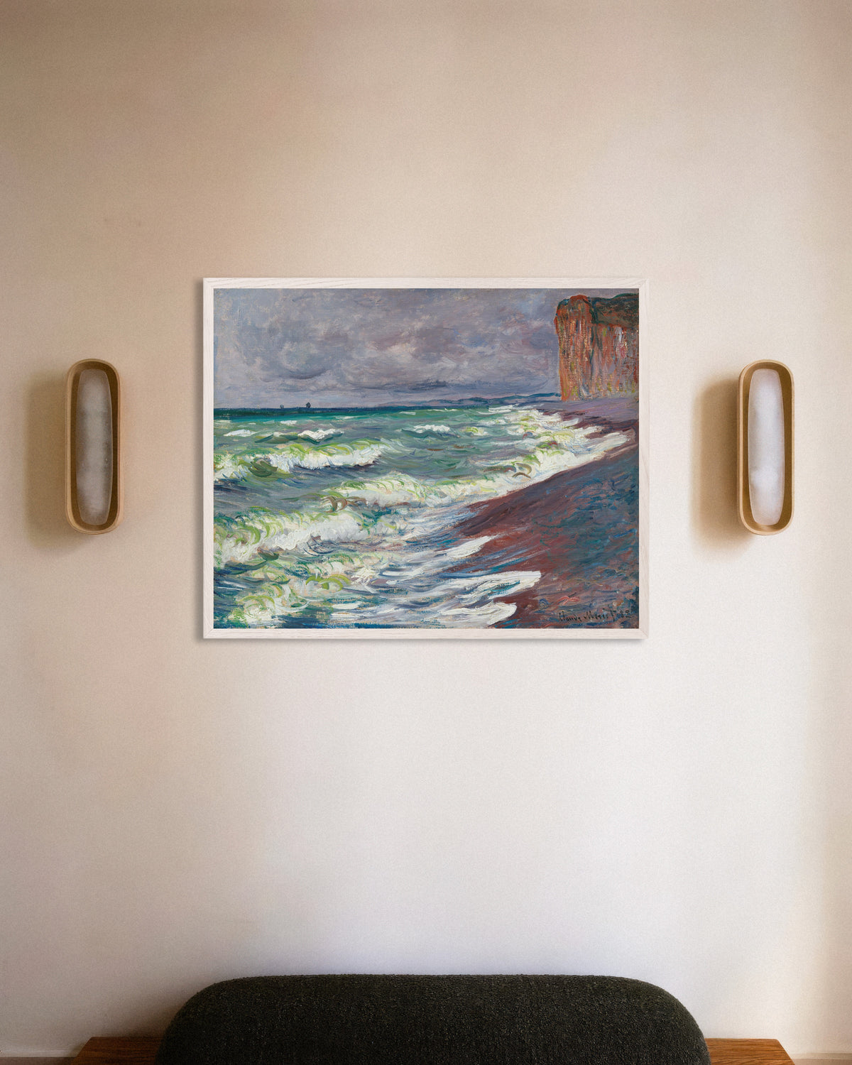 Poster Mare agitato a Pourville (1882) di Claude Monet con cornice in legno bianco
