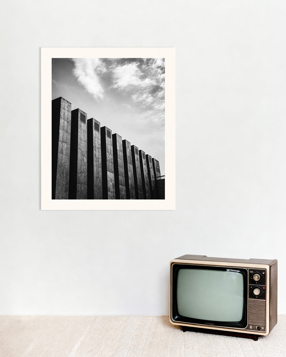 Poster «Fila di lamelle scure e nuvole»