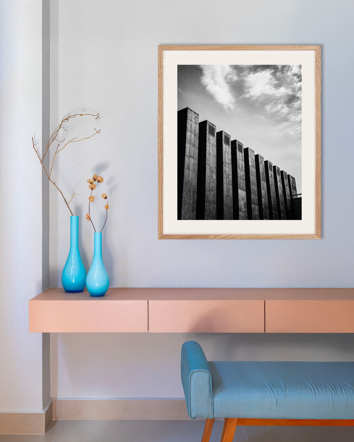Poster «Fila di lamelle scure e nuvole», con cornice in legno naturale