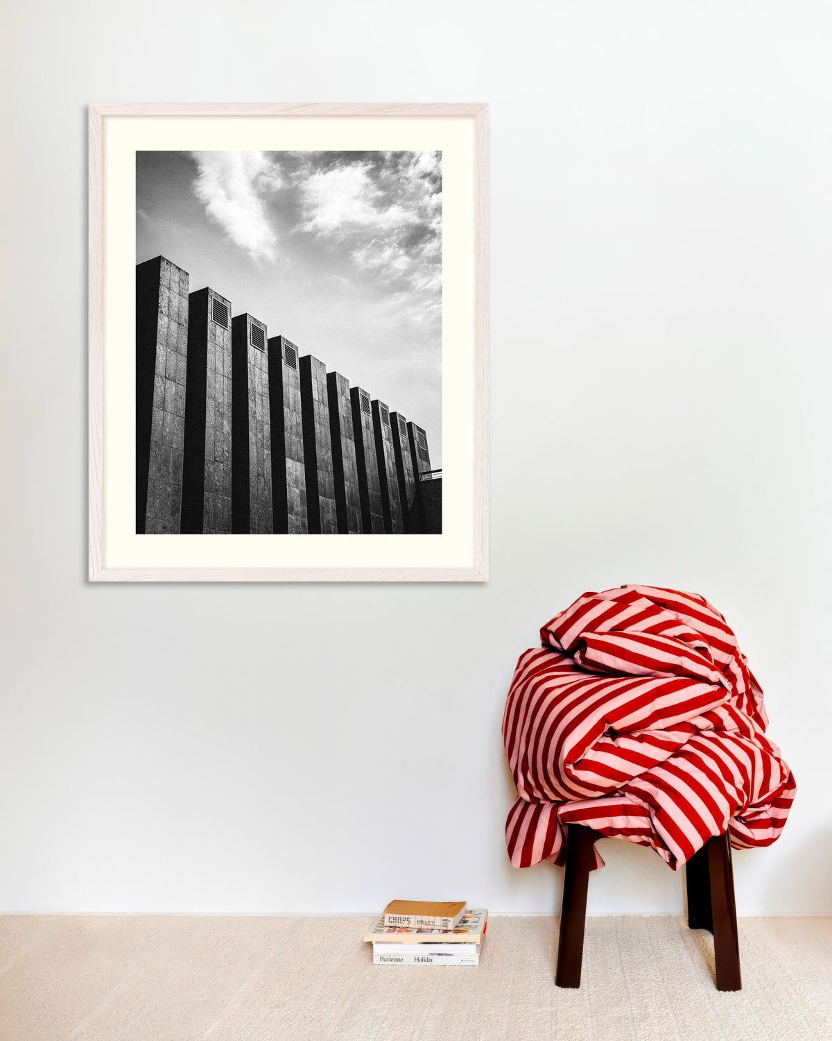 Poster «Fila di lamelle scure e nuvole», con cornice in legno bianco