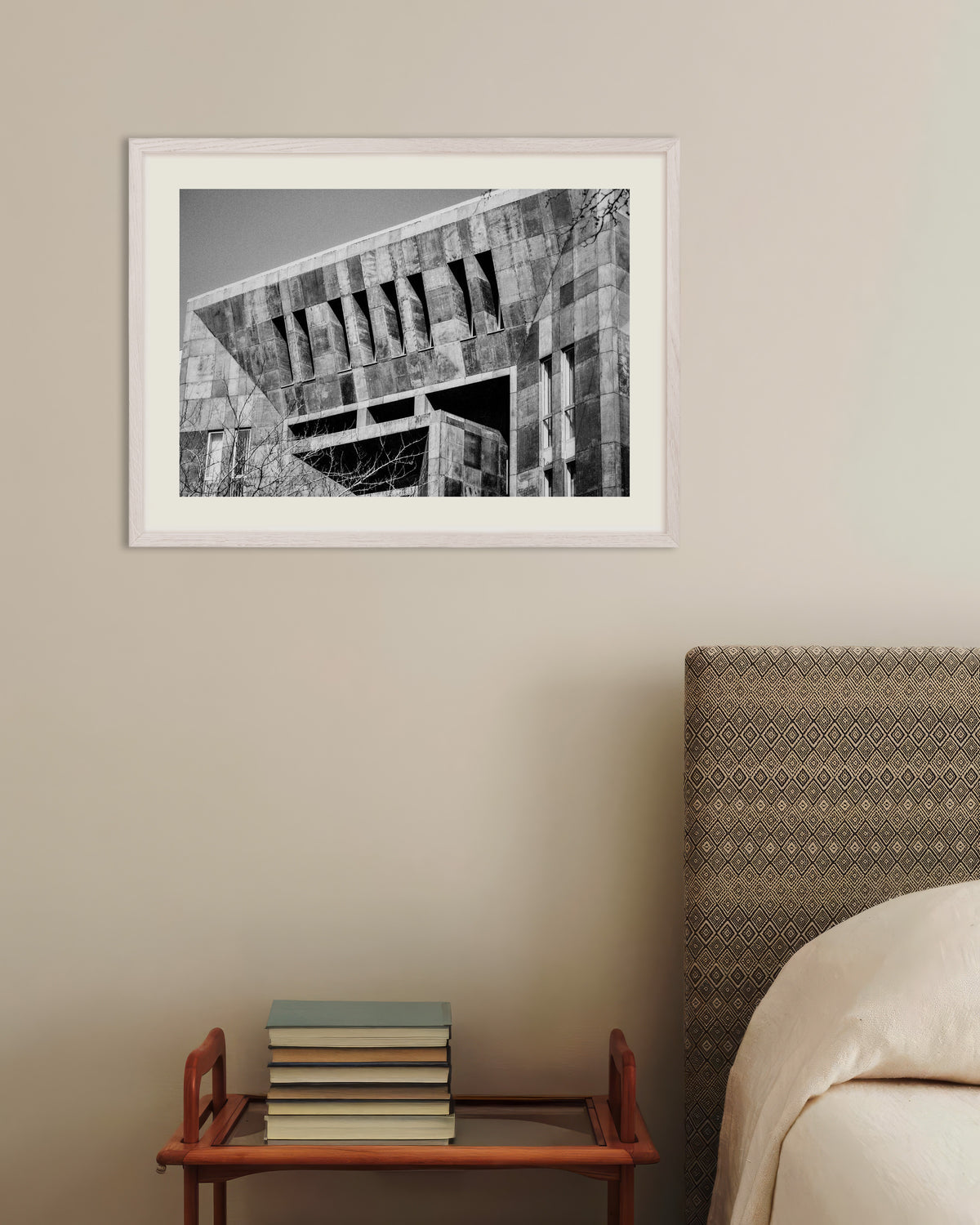 Poster «Facciata in cemento a dente di sega», con cornice in legno bianco