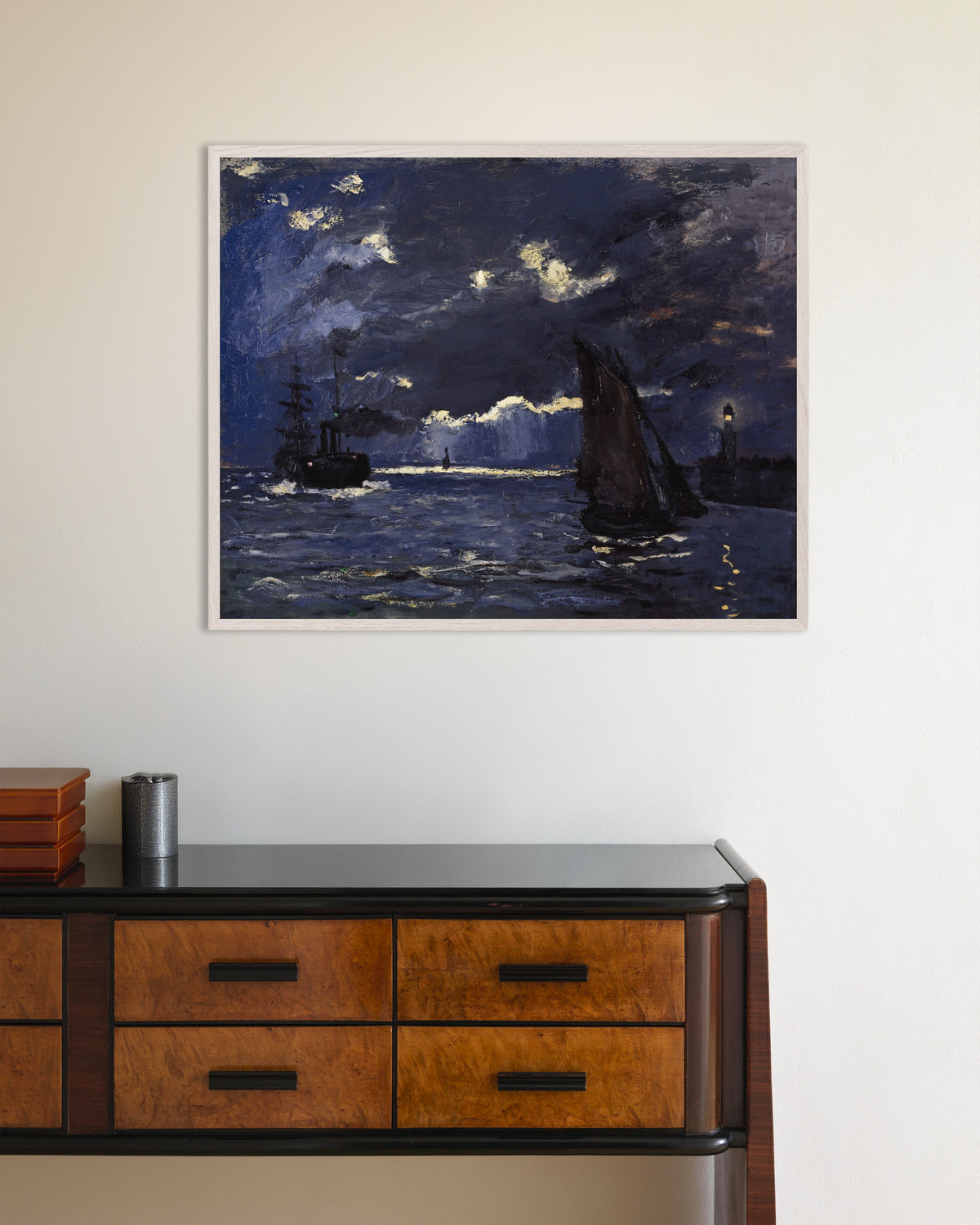 Poster Marina, navi al chiaro di luna (1864) di Claude Monet con cornice in legno bianco