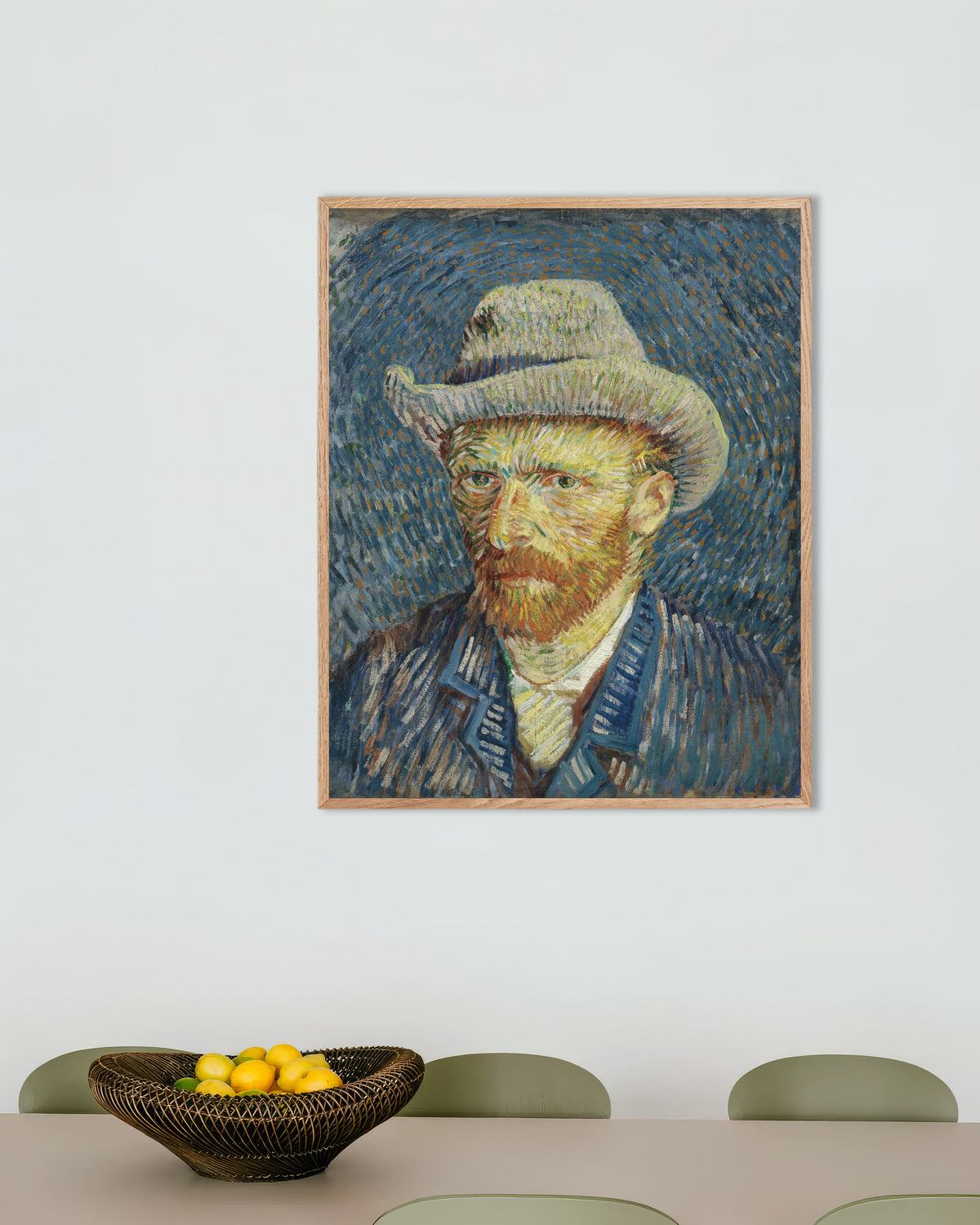 Poster di Autoritratto con cappello di feltro grigio (1887) di Vincent van Gogh, con cornice in legno naturale