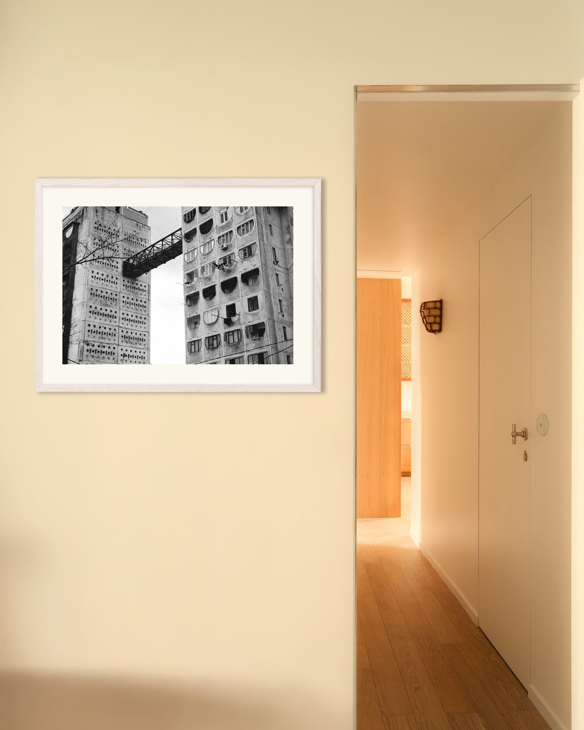 Poster «Passerella tra due torri», con cornice in legno bianco
