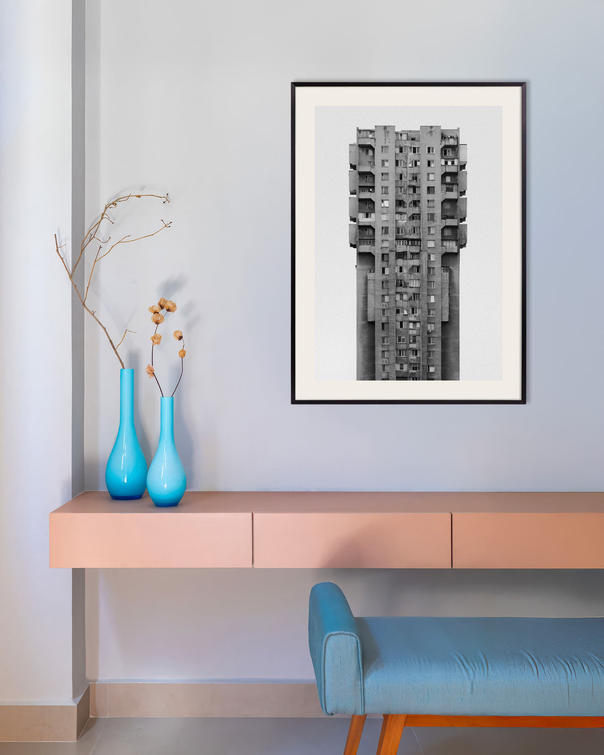 Poster «Grattacielo di cemento solitario», con cornice in metallo