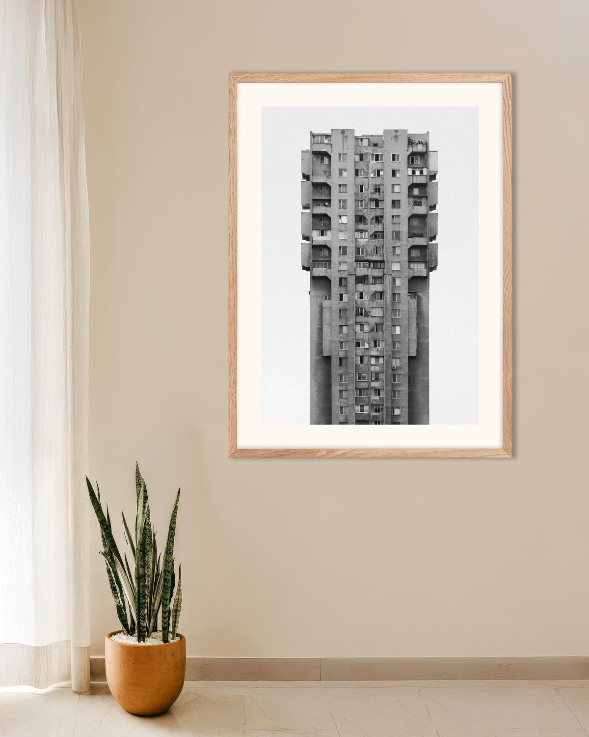 Poster «Grattacielo di cemento solitario», con cornice in legno naturale