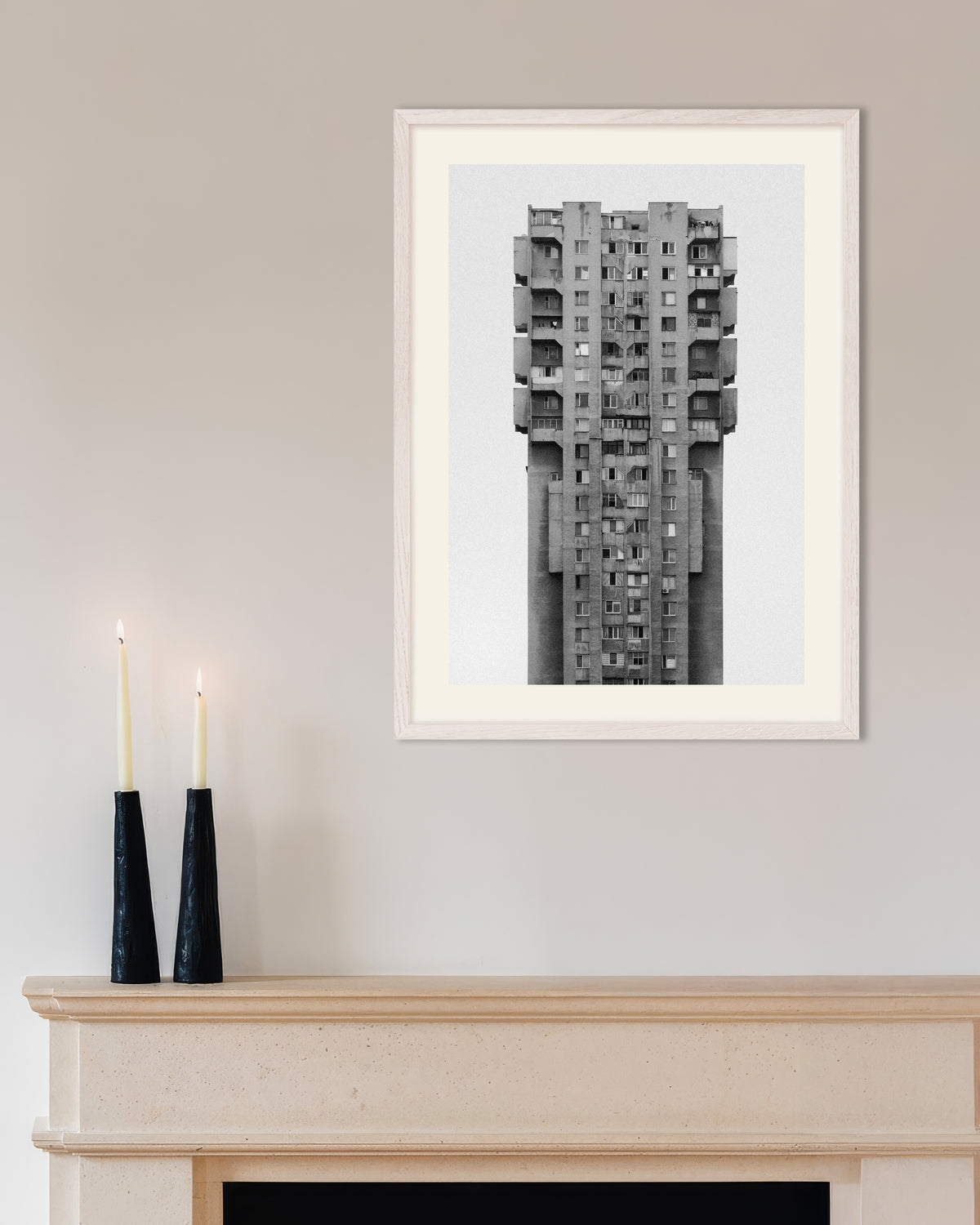 Poster «Grattacielo di cemento solitario», con cornice in legno bianco