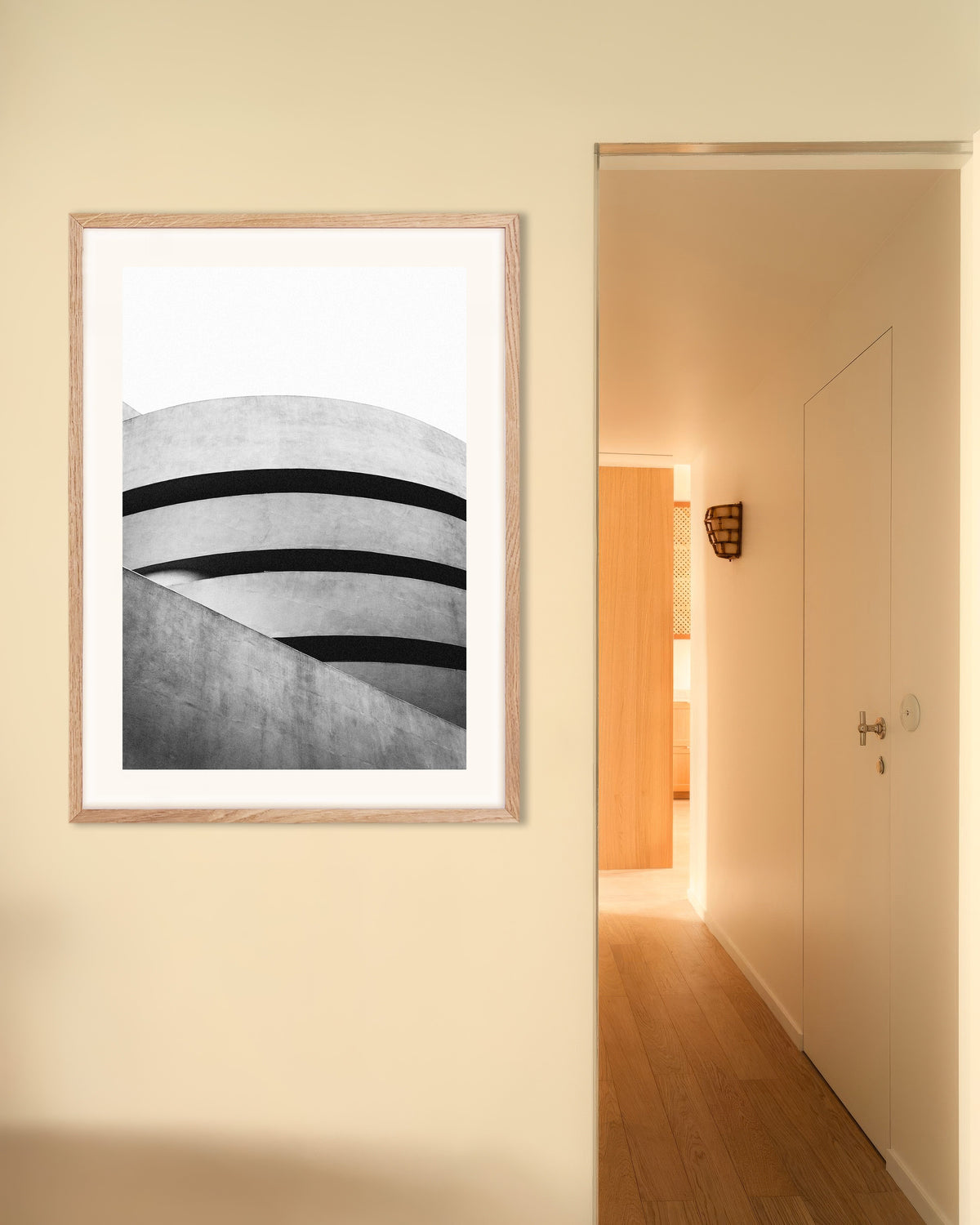 Poster «Curve del museo a spirale», con cornice in legno naturale