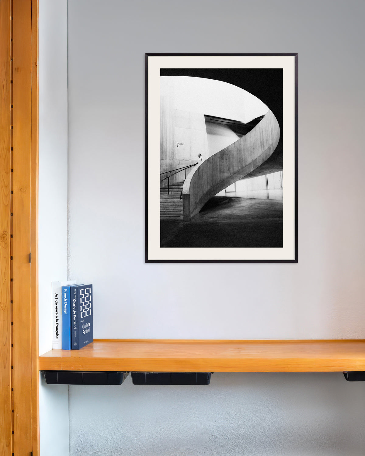 Poster «Rampa a spirale con visitatore», con cornice in metallo