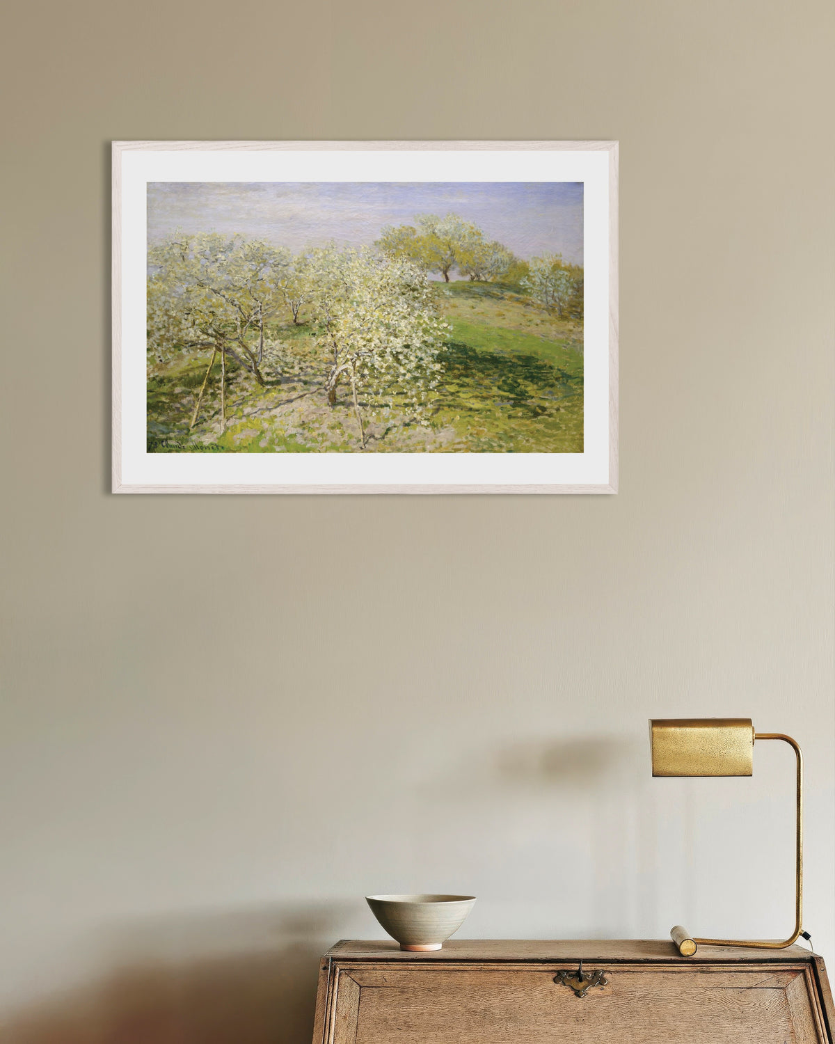 Poster Primavera, alberi da frutto in fiore (1873) di Claude Monet con cornice in legno bianco