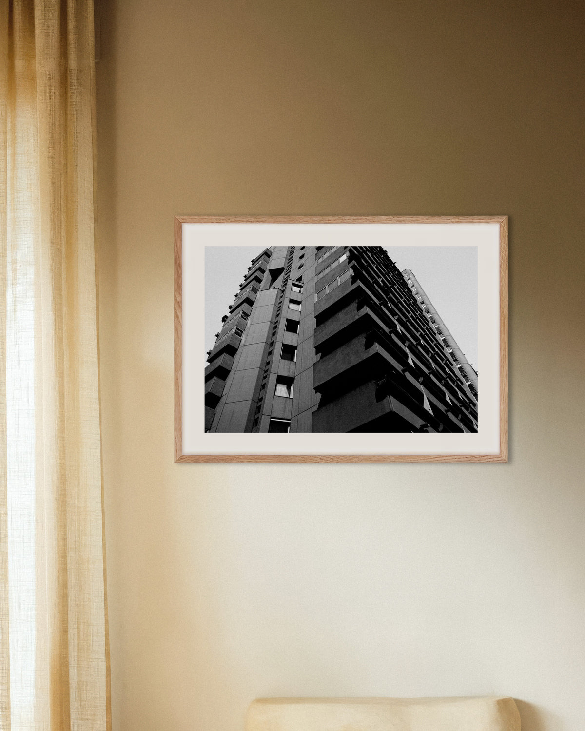 Poster «Balconi in cemento sovrapposti, visti dal basso», con cornice in legno naturale