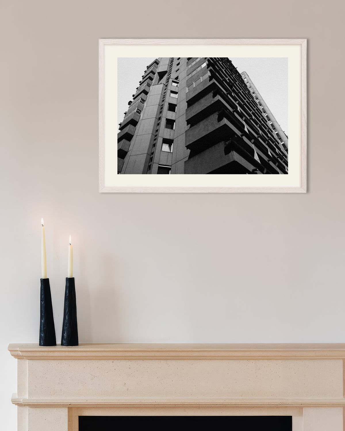 Poster «Balconi in cemento sovrapposti, visti dal basso», con cornice in legno bianco