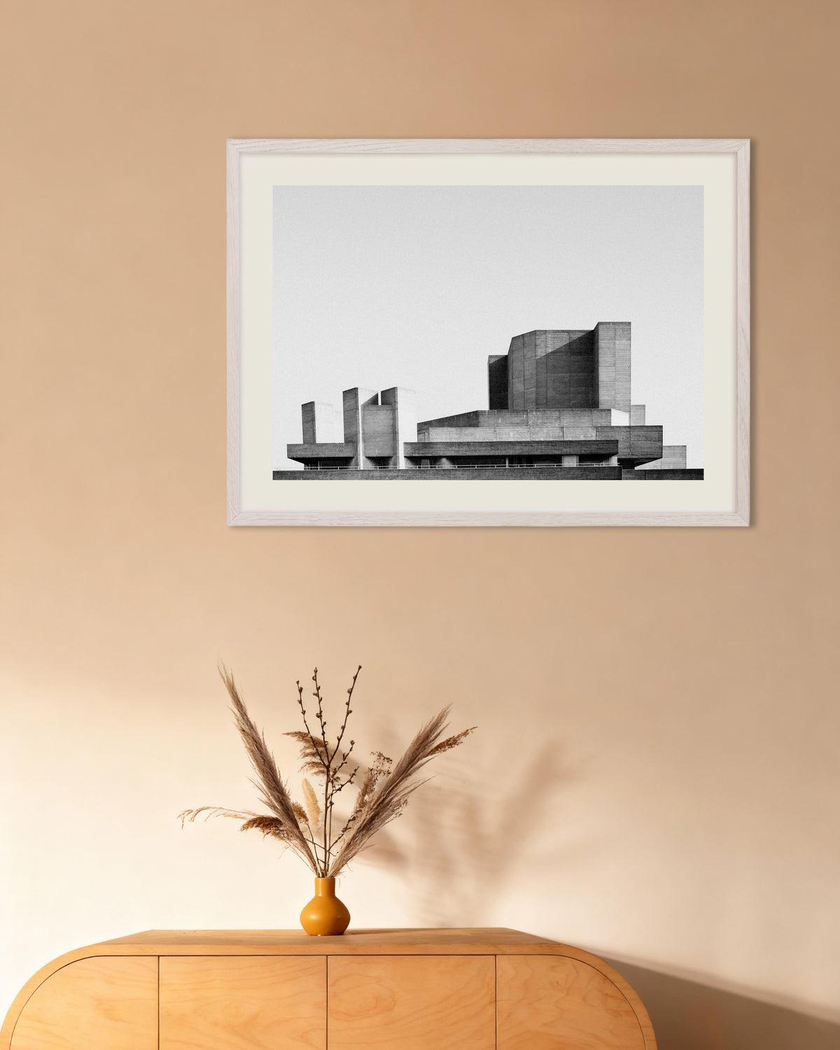Poster «Terrazze sovrapposte di un teatro in cemento», con cornice in legno bianco