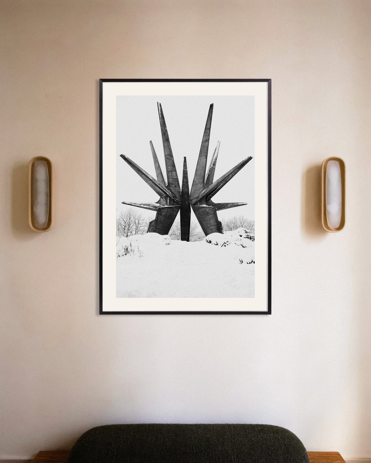 Poster «Monumento a stella nella neve», con cornice in metallo