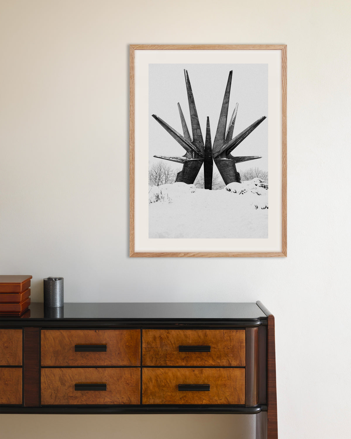 Poster «Monumento a stella nella neve», con cornice in legno naturale
