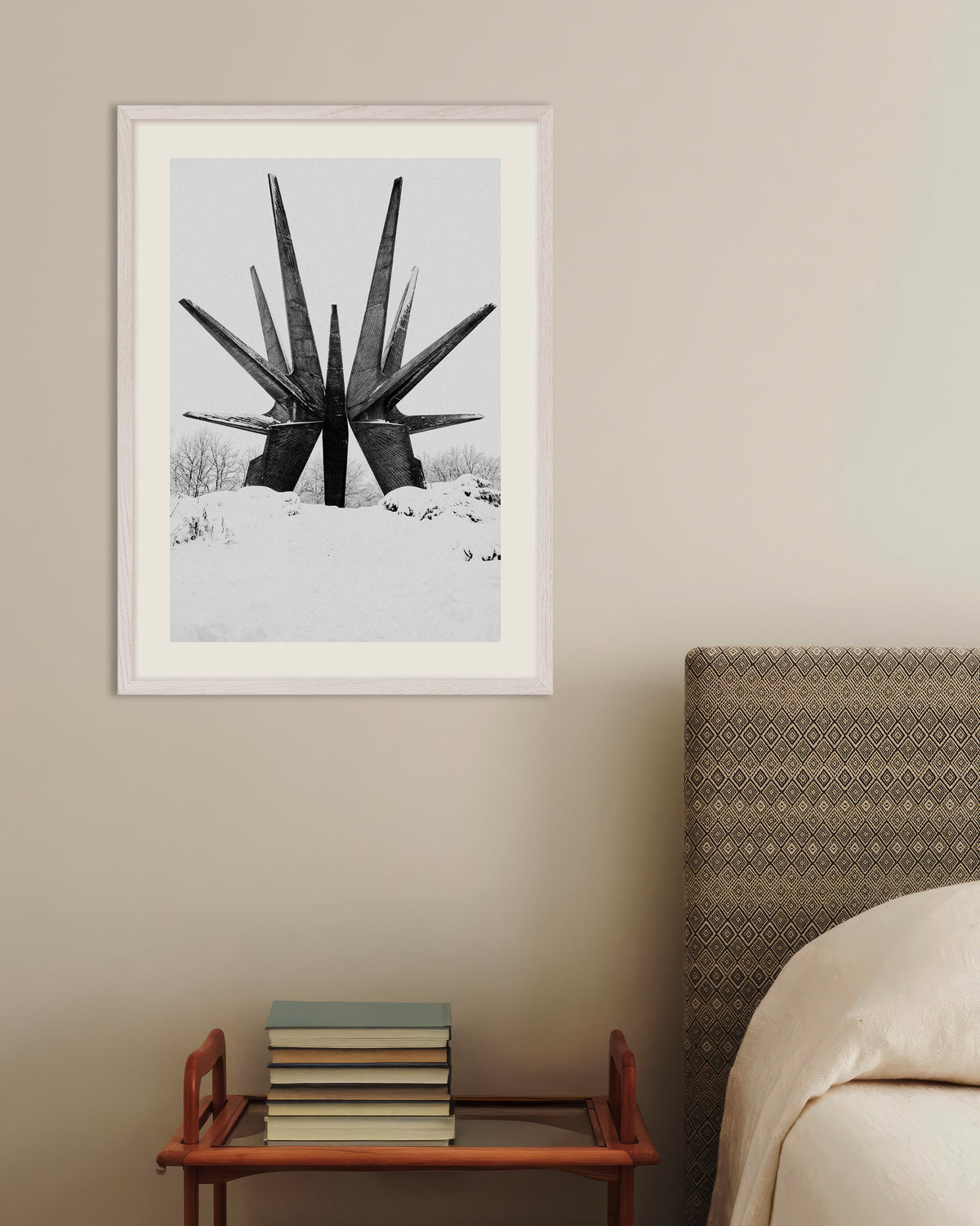 Poster «Monumento a stella nella neve», con cornice in legno bianco