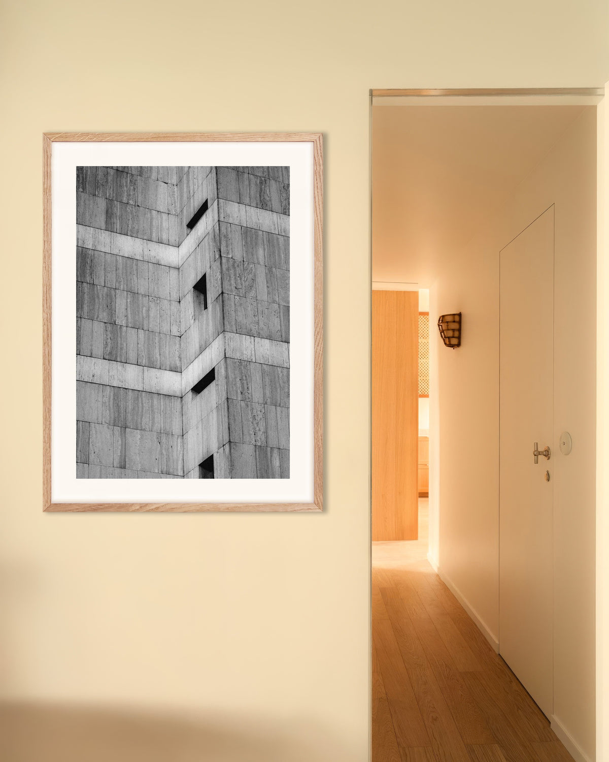 Poster «Angolo in pietra con finestre a feritoia», con cornice in legno naturale