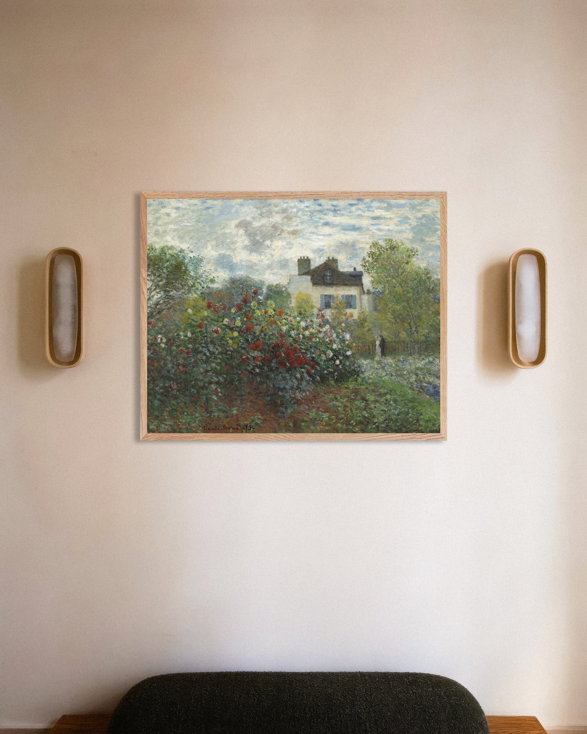 Poster Il giardino dell'artista ad Argenteuil, un angolo con dalie (1873) di Claude Monet con cornice in legno naturale