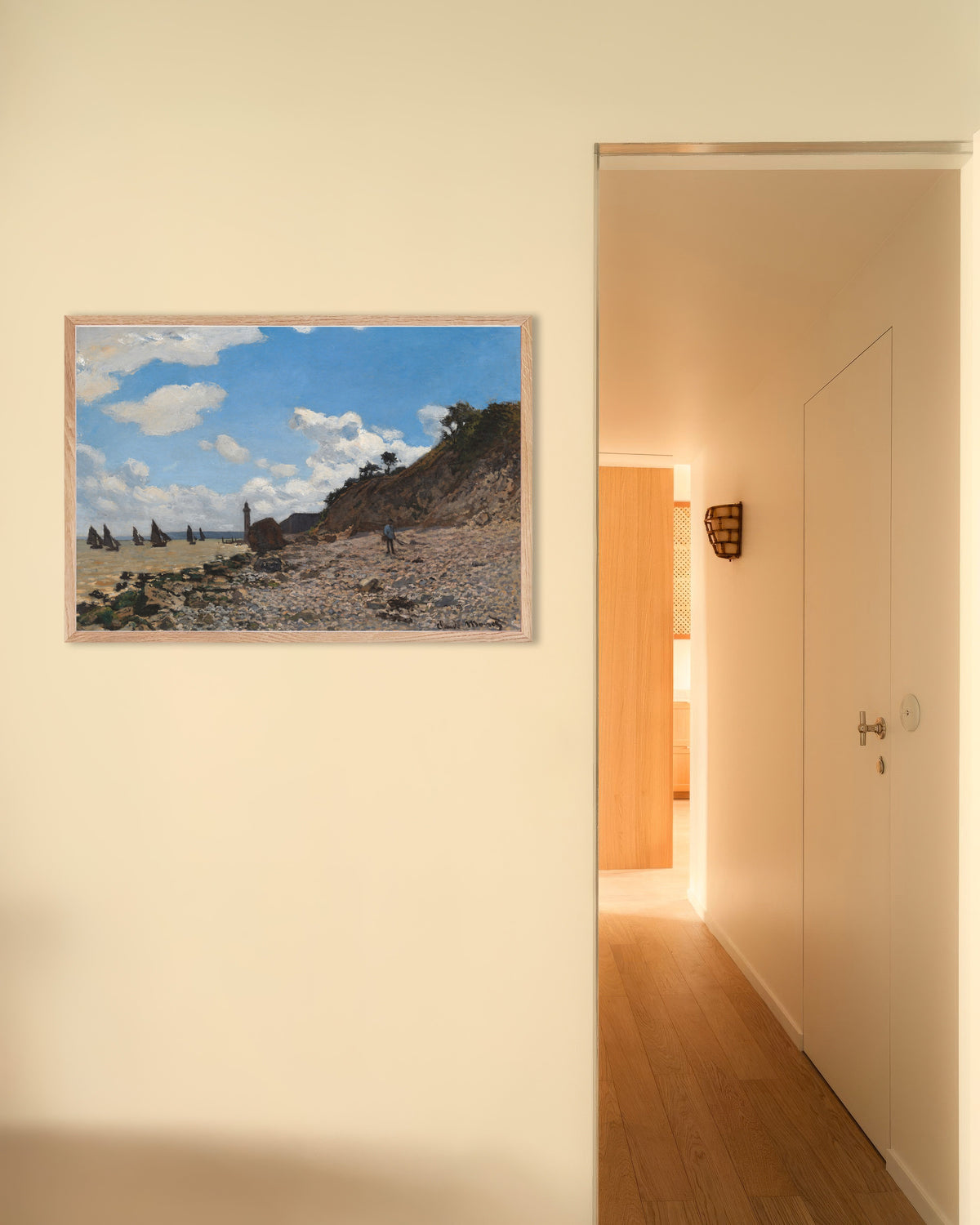 Poster La spiaggia di Honfleur (1864–1866) di Claude Monet con cornice in legno naturale