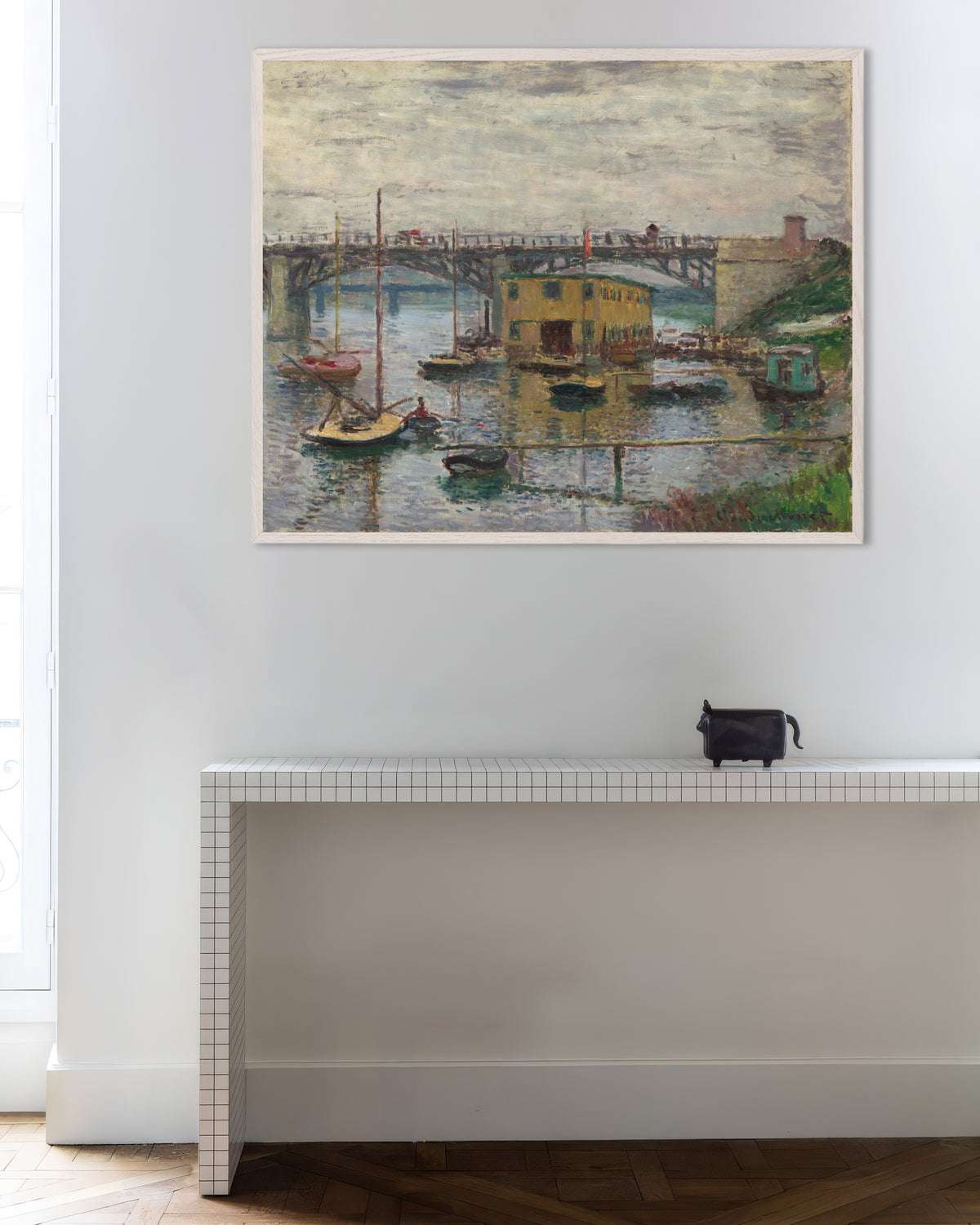 Poster Il ponte di Argenteuil in una giornata grigia (circa 1876) di Claude Monet con cornice in legno bianco