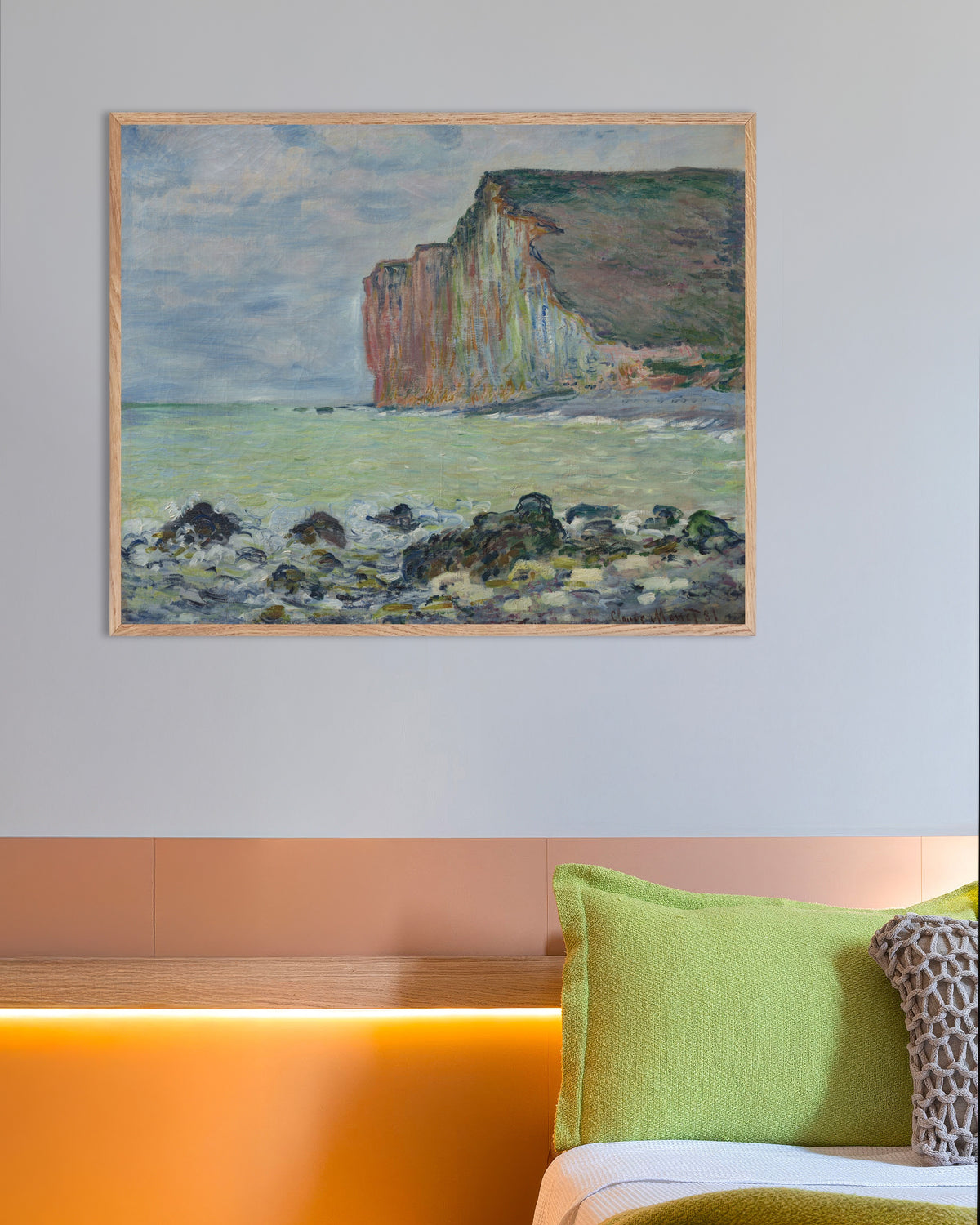 Poster La scogliera delle Petites-Dalles (1881) di Claude Monet con cornice in legno naturale