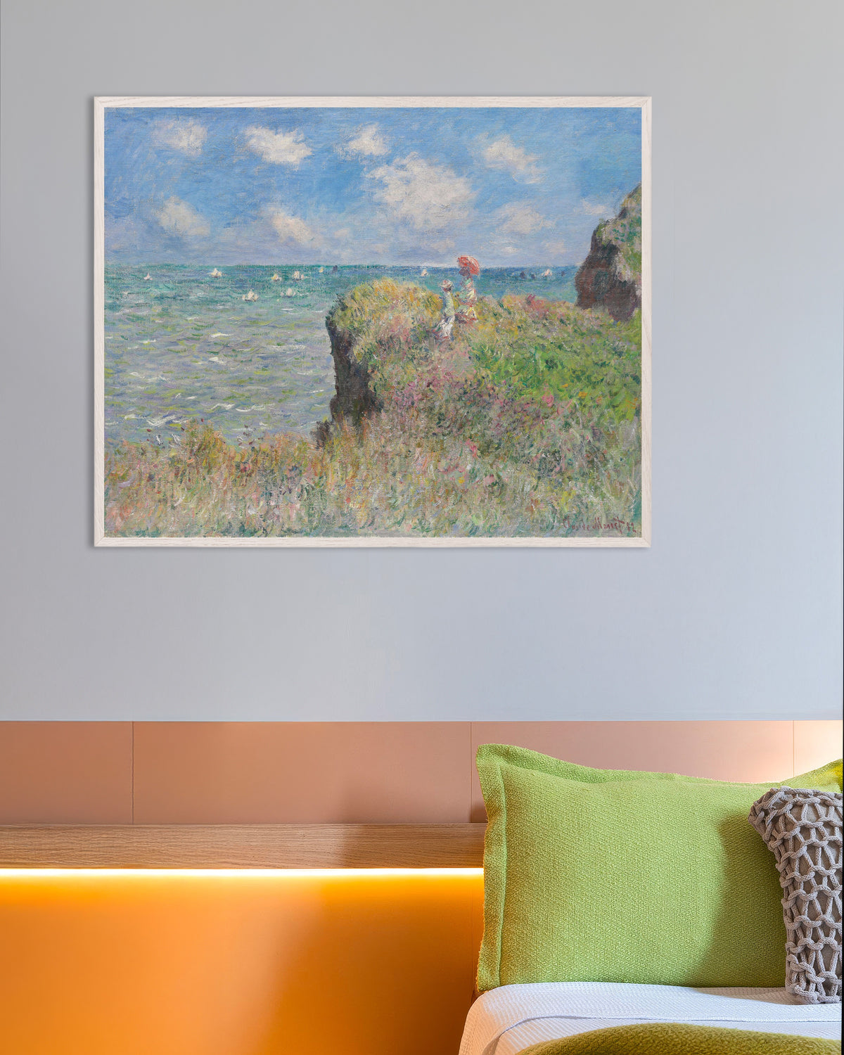 Poster Passeggiata sulla scogliera a Pourville (1882) di Claude Monet con cornice in legno bianco