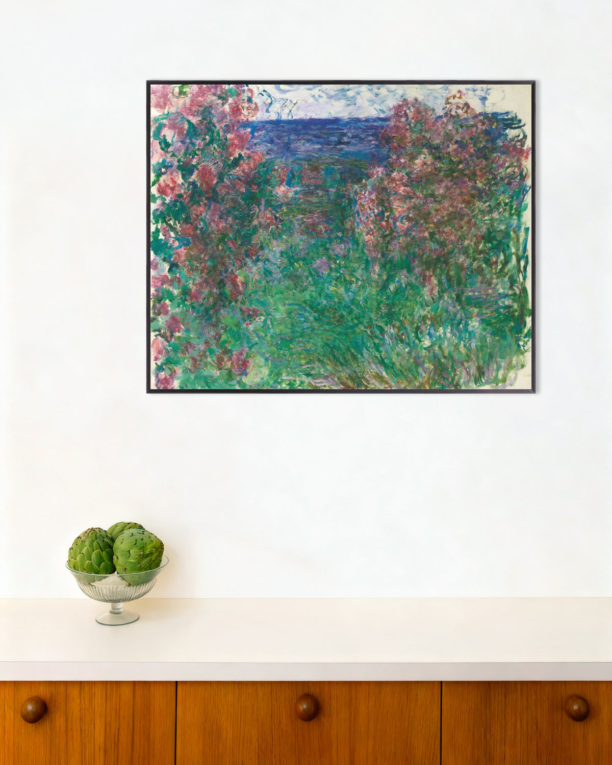Poster La casa tra le rose (circa 1925) di Claude Monet con cornice in metallo