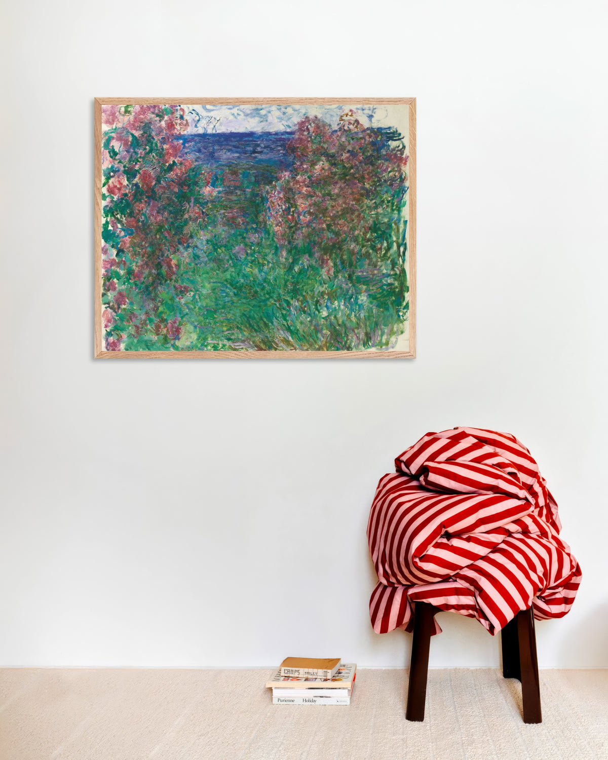Poster La casa tra le rose (circa 1925) di Claude Monet con cornice in legno naturale