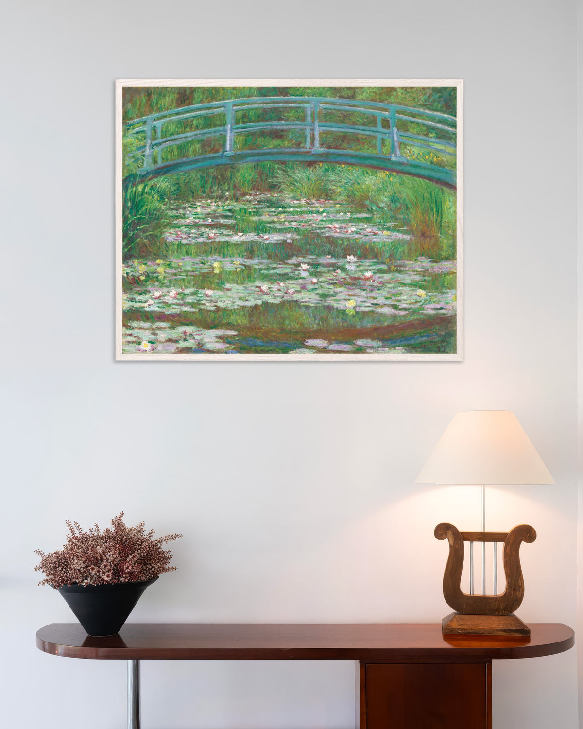 Poster Il ponte giapponese (1899) di Claude Monet con cornice in legno bianco