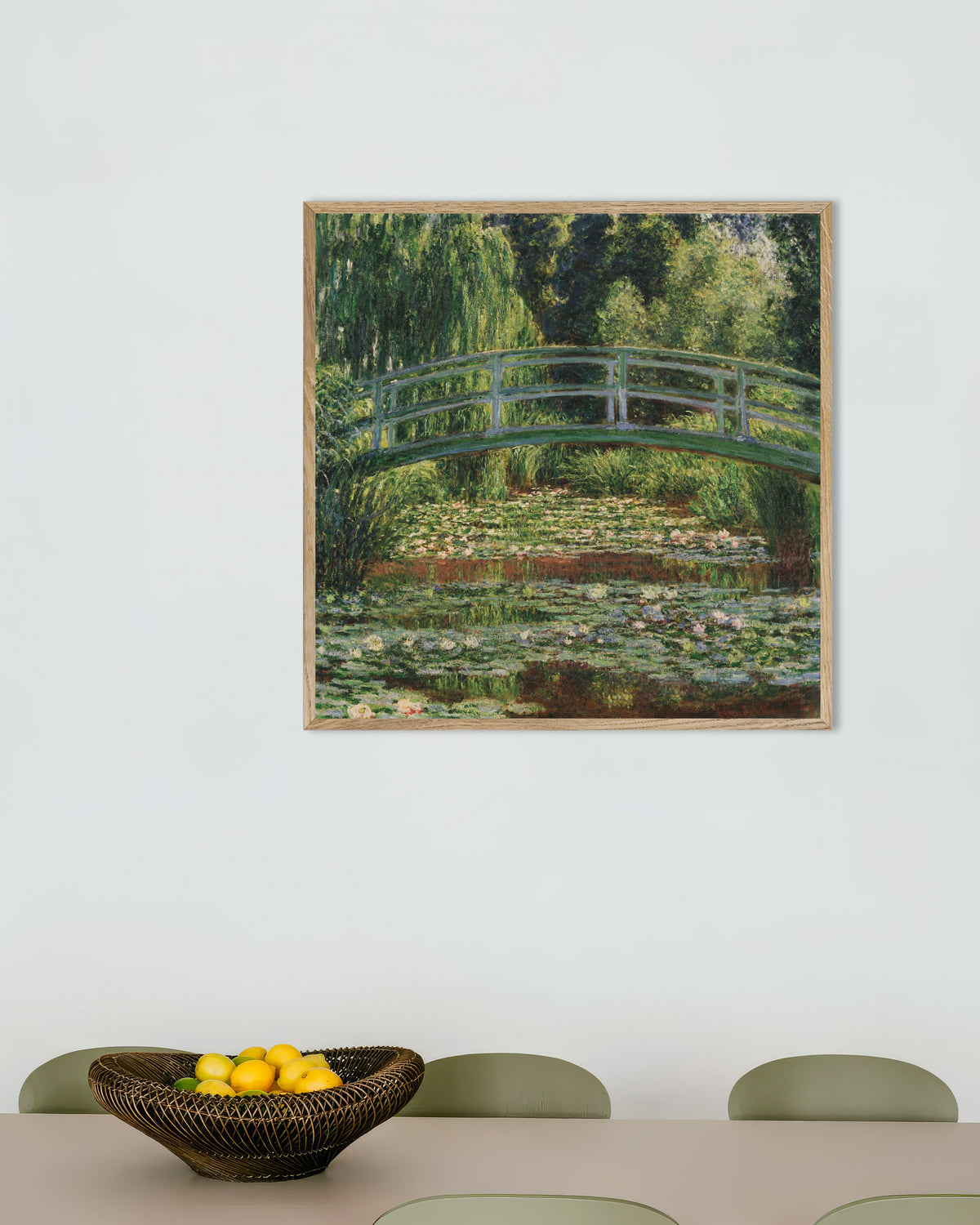 Poster Il ponte giapponese e lo stagno delle ninfee, Giverny (1899) di Claude Monet con cornice in legno naturale