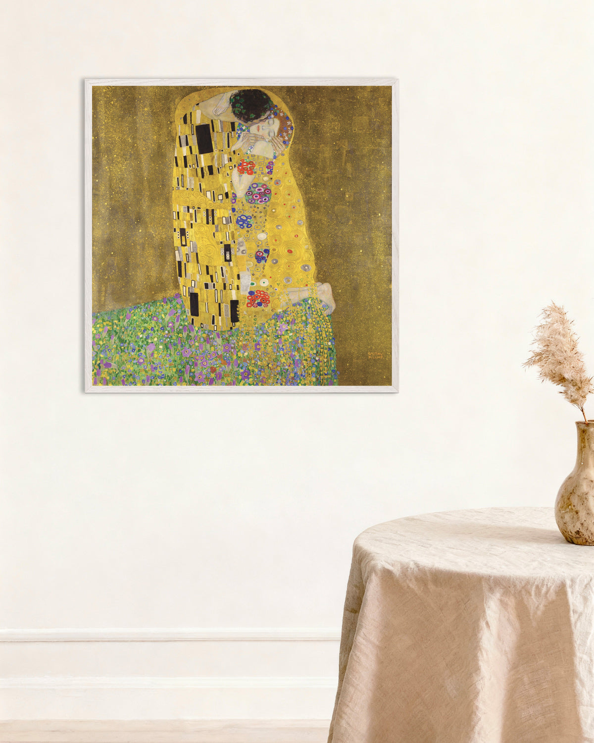 Poster Il bacio (1907–1908) di Gustav Klimt con cornice in legno bianco