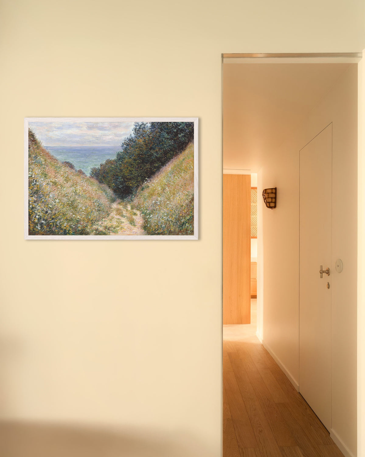 Poster Sentiero della Cavée a Pourville (1882) di Claude Monet con cornice in legno bianco