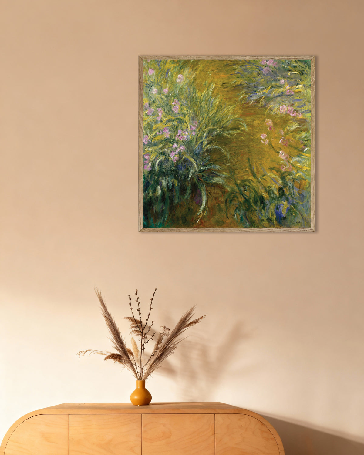 Poster Il sentiero tra gli iris (1914–1917) di Claude Monet con cornice in legno naturale