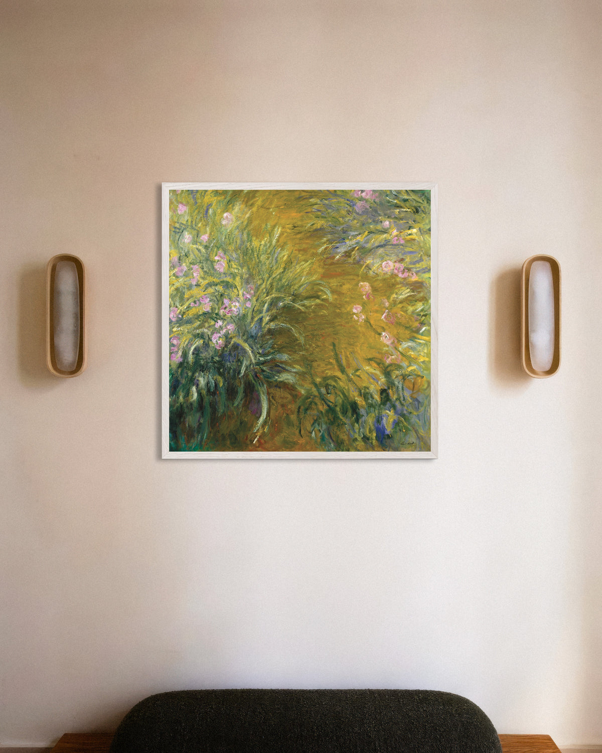 Poster Il sentiero tra gli iris (1914–1917) di Claude Monet con cornice in legno bianco