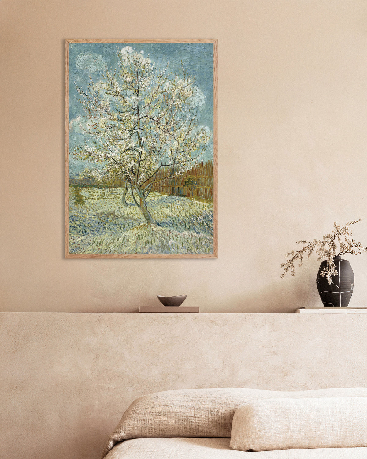 Poster di Il pesco in fiore (1888) di Vincent van Gogh, con cornice in legno naturale