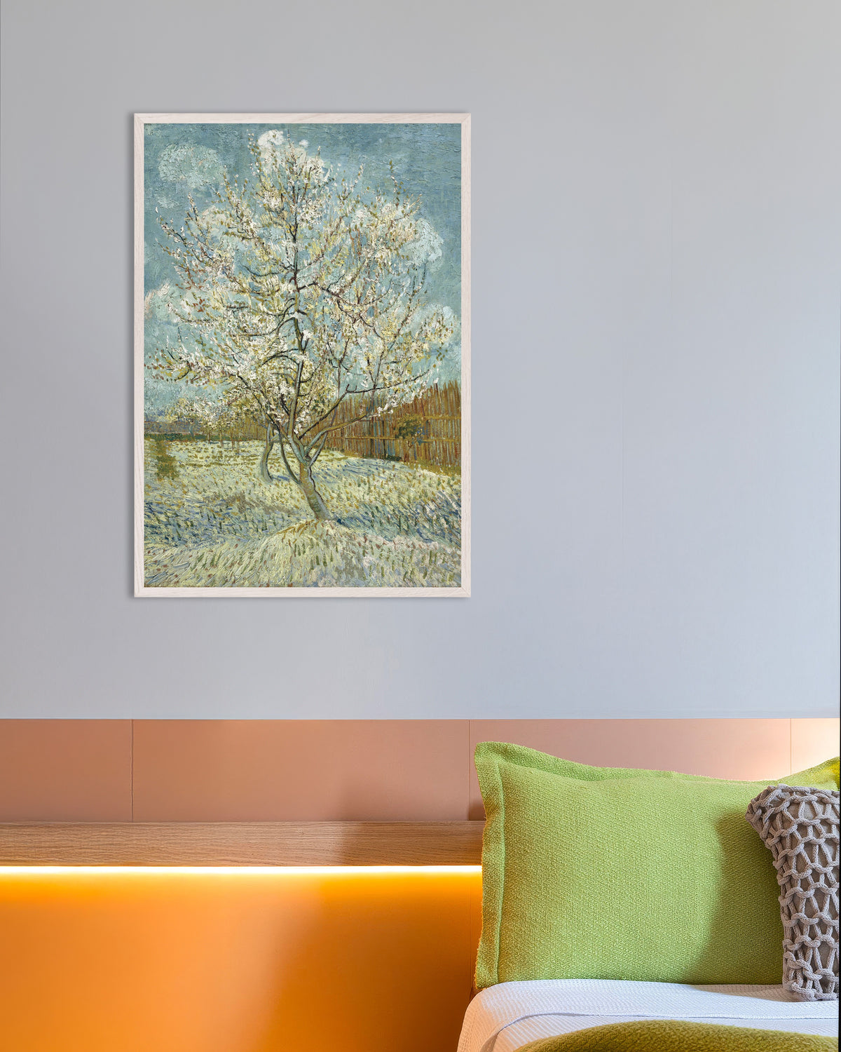 Poster di Il pesco in fiore (1888) di Vincent van Gogh, con cornice in legno bianco