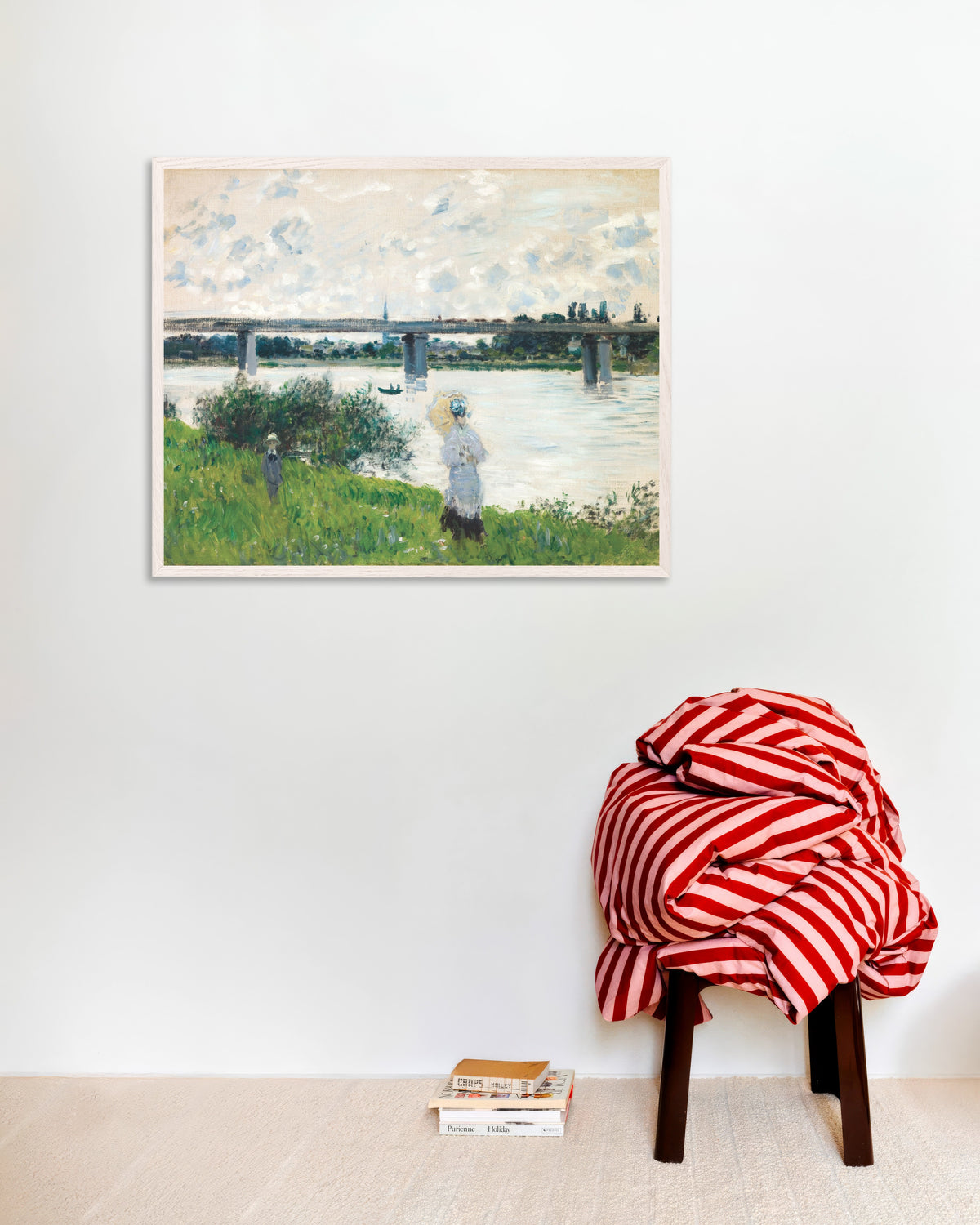 Poster La passeggiata con il ponte ferroviario, Argenteuil (1874) di Claude Monet con cornice in legno bianco