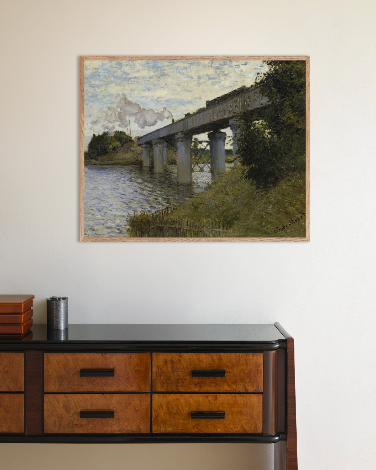 Poster Il ponte ferroviario ad Argenteuil (1873–1874) di Claude Monet con cornice in legno naturale