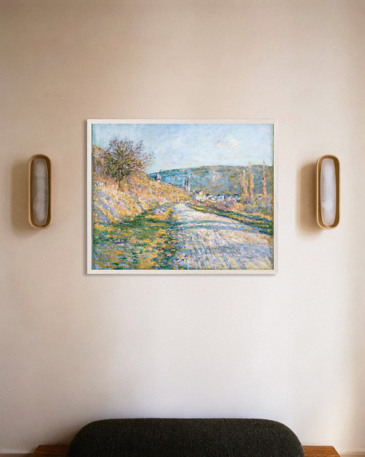 Poster La strada per Vétheuil (1879) di Claude Monet con cornice in legno bianco