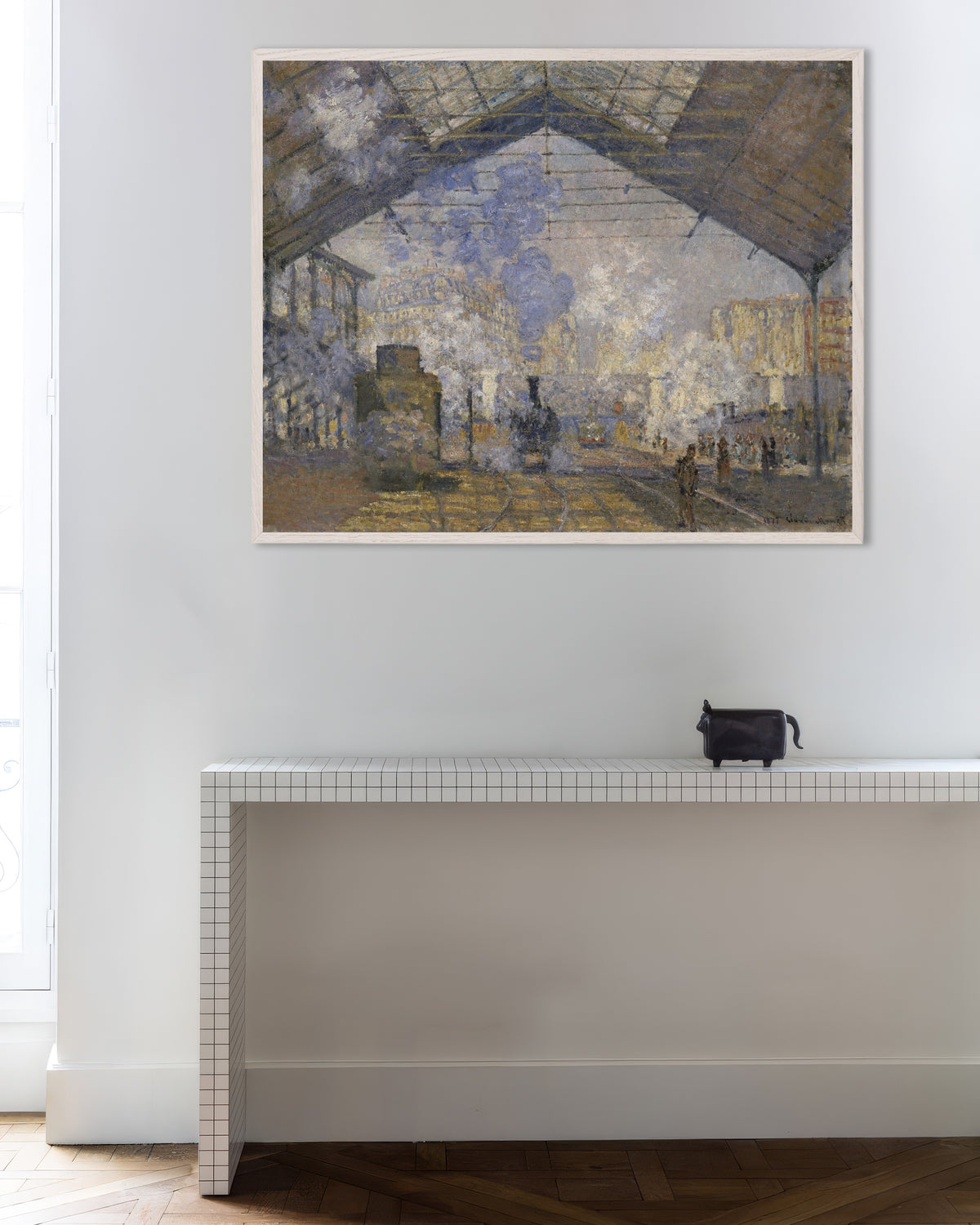 Poster La stazione di Saint-Lazare (1877) di Claude Monet con cornice in legno bianco