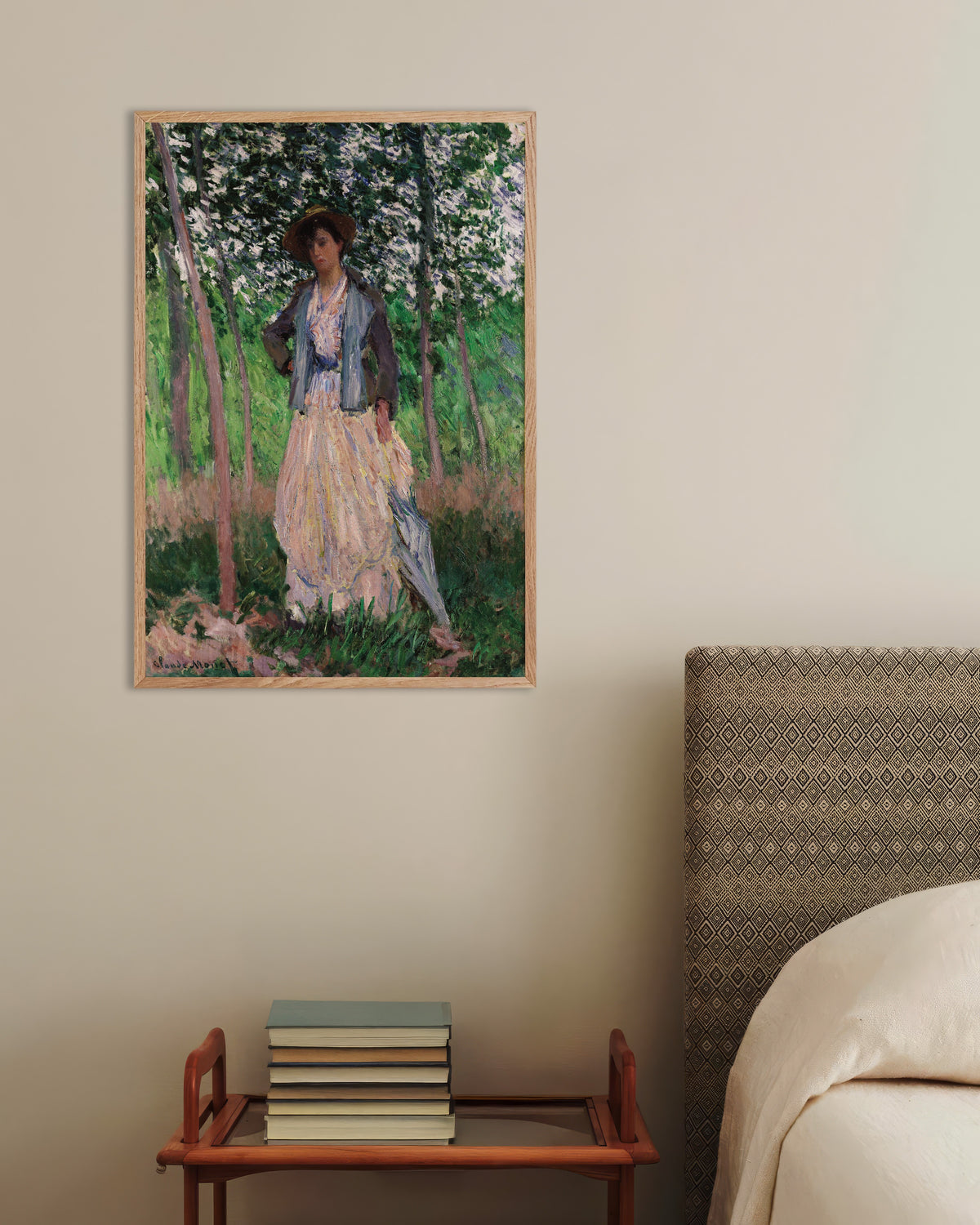 Poster La passeggiatrice, Suzanne Hoschedé (1887) di Claude Monet con cornice in legno naturale