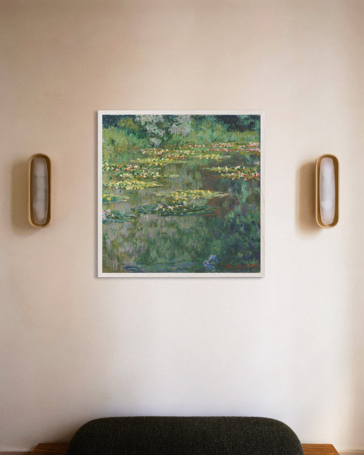Poster Lo stagno delle ninfee (1904) di Claude Monet con cornice in legno bianco