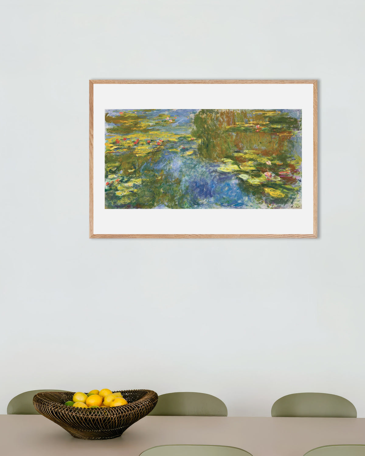 Poster Lo stagno delle ninfee (circa 1917–1919) di Claude Monet con cornice in legno naturale