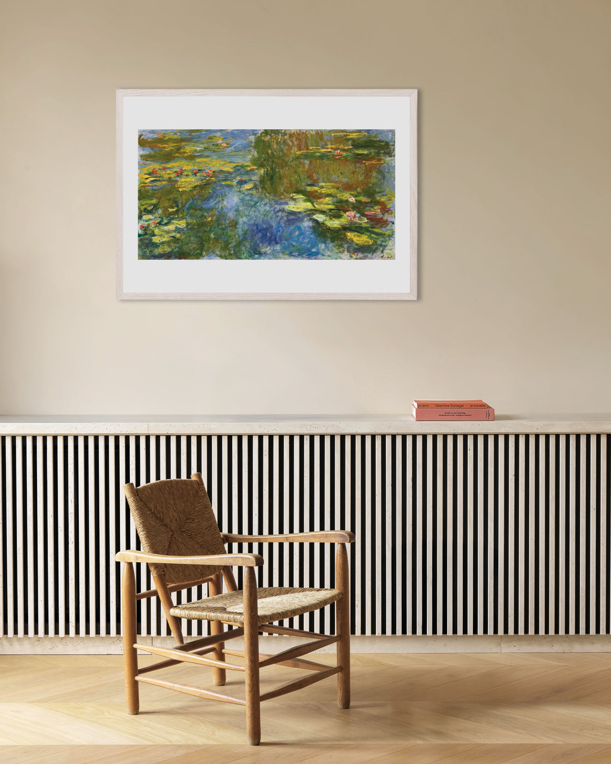 Poster Lo stagno delle ninfee (circa 1917–1919) di Claude Monet con cornice in legno bianco