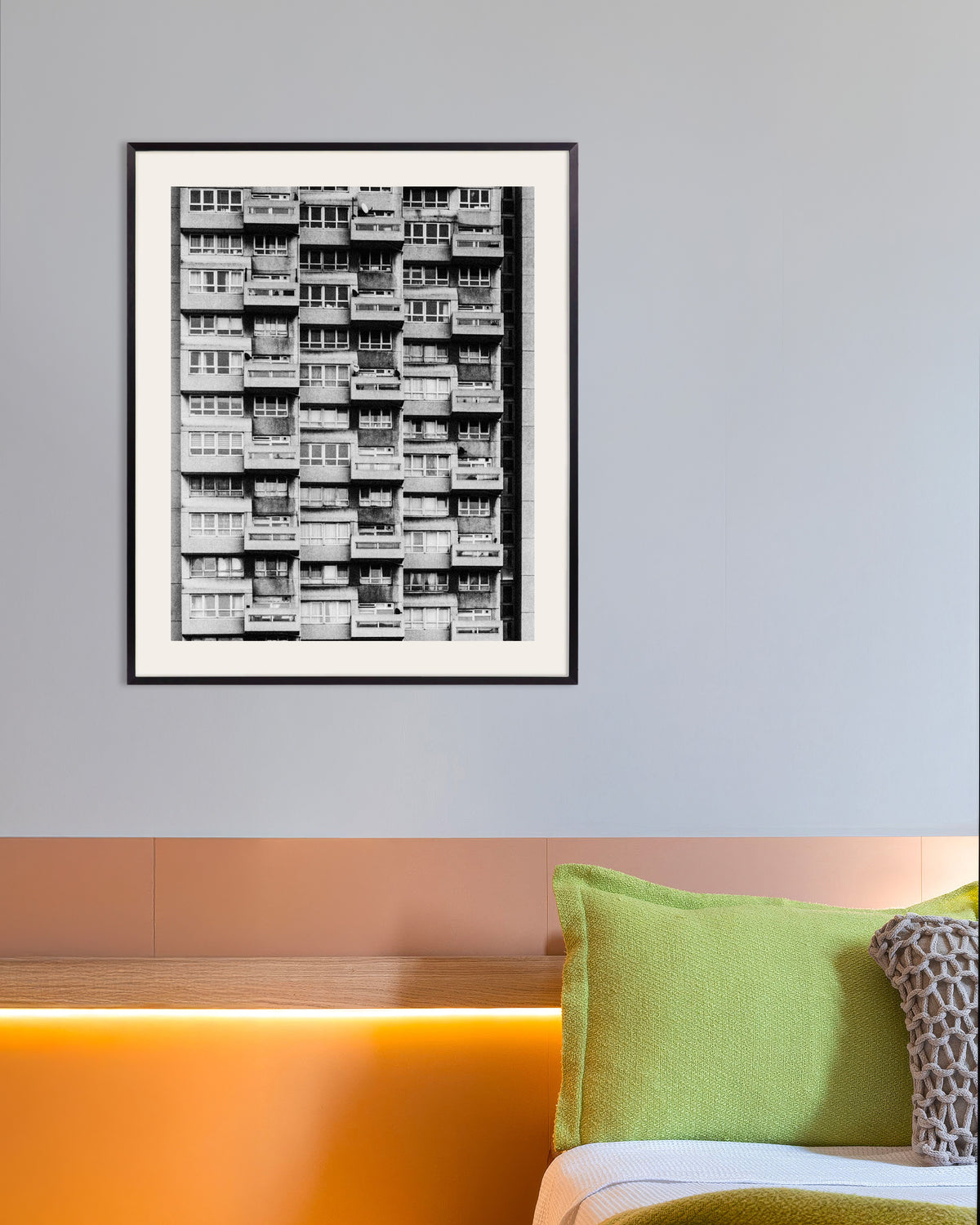 Poster «Facciata di un palazzo con balconi», con cornice in metallo