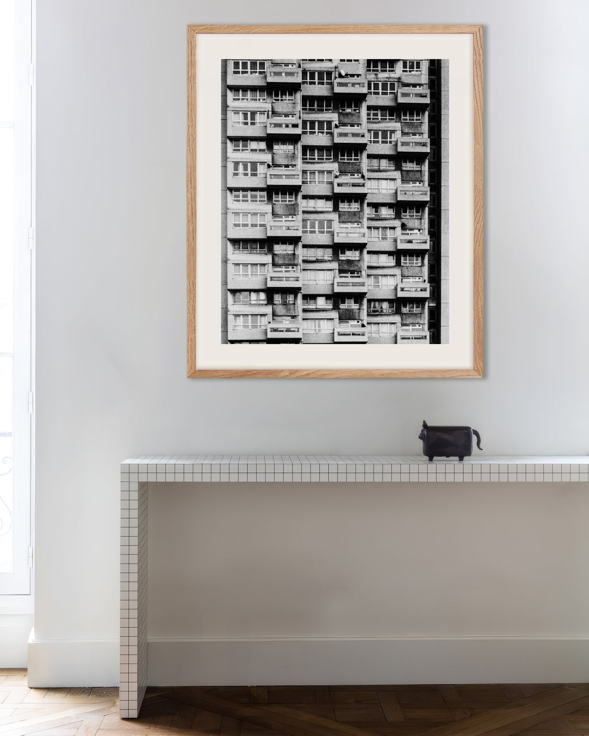 Poster «Facciata di un palazzo con balconi», con cornice in legno naturale